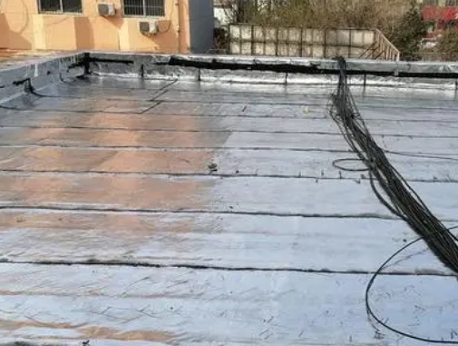 成都卫生间漏水维修公司分享下成都屋面楼顶防水刚性防水层施工要点。